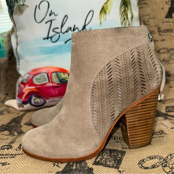 Coach Tan Leather Suede Booties Size 7 
Excellent Condition - Picture 2 of 11